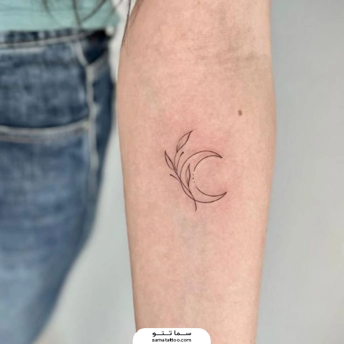 تتو ماه و برگ روی دست