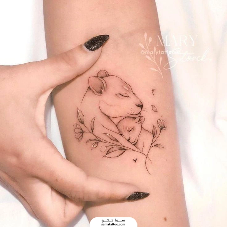 تتو مادر و بچه شیر روی دست