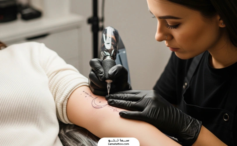 تتوآرتیست خانم در حال انجام کار