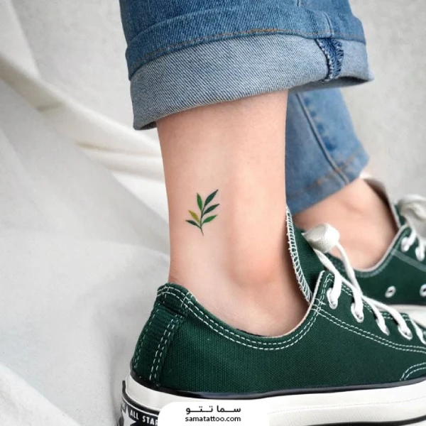 تتو رنگی برگ روی مچ پا