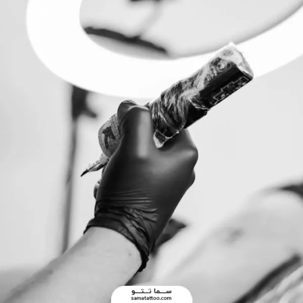 نمای بسته از دستگاه تاتو